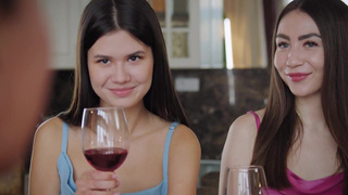Страстный дуэт Evelin Elle и Vivian Grace наслаждаются вечером с вином и мужским вниманием