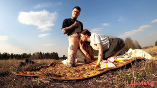 Русская пара устроила горячий отдых на свежем воздухе