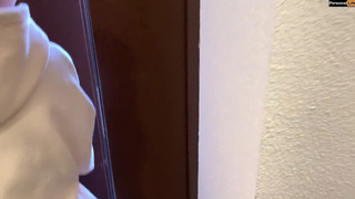 Соседка сосет с страстью в подъезде - горячее порно с милашкой