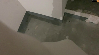 Соседка сосет с страстью в подъезде - горячее порно с милашкой