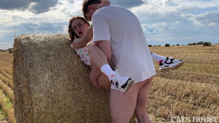 Горячий секс на сеновале: страстная CatsHouse в жаркой летней оргии