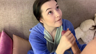 Невероятный глубокий минет с аппетитным финалом от Olivia Moore