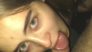 Сестра под столом: страстный минет за игрой