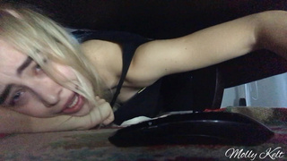 Соседка застряла под диваном – горячая помощь в пикантной ситуации