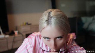 Please feed me your protein shake! Or a sexy blonde gracefully takes a dick in her dirty mouth .mp4