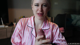 Please feed me your protein shake! Or a sexy blonde gracefully takes a dick in her dirty mouth .mp4