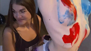 Мокрые кисти и горячие изгибы: арт-эротика в 4K