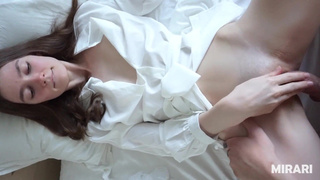 Девушка снимает горячее видео на телефон