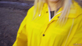 Встретил экс-девушку и трахнул ее в рот - откровенное уличное видео