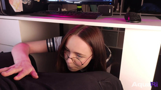 Секс на работе: страстный минет под столом в офисе