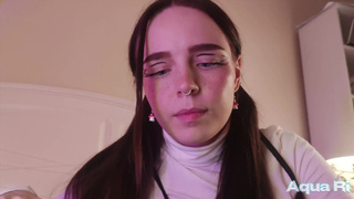 Страстный минет от юной школьницы в эксклюзивном видео