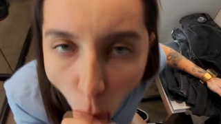 Горячая тату-красотка ублажает парня в магазинной кабинке