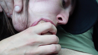 Соблазнил попутчицу на горячий минет и кончил в рот