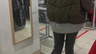 blowjob in the fitting room of the store next to the security guard! Public sex.mp4
