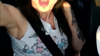 Секс на колесах: страстная мастурбация и кончающие трусики Laruna Mave