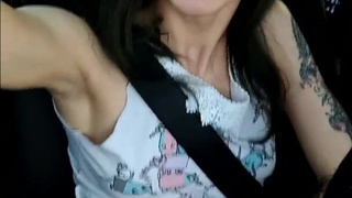 Секс на колесах: страстная мастурбация и кончающие трусики Laruna Mave