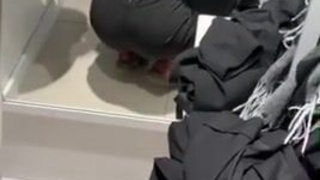 Развратная шлюшка сосет в магазине