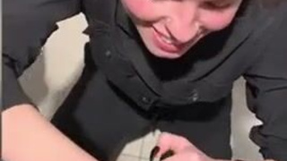 Развратная шлюшка сосет в магазине