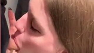 Развратная шлюшка сосет в магазине