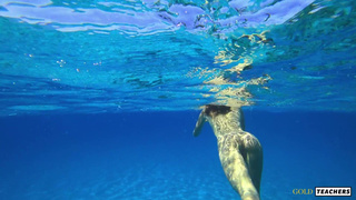 Голая красотка шокирует пляж откровенным заплывом