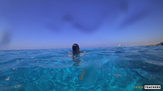 Голая красотка шокирует пляж откровенным заплывом