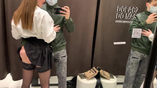 Примерочная становится ареной страсти: дерзкий отсос и аппетитный финал с подружкой