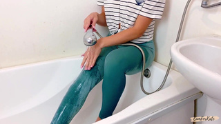 Сочная развратница в мокрой футболке и обтягивающих леггинсах в душной ванной