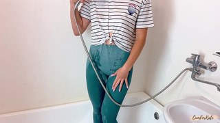 Сочная развратница в мокрой футболке и обтягивающих леггинсах в душной ванной