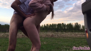 Дикий минёт в поле: кончил на округлые формы