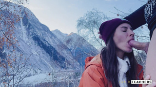 Сочный минетик в снегу – дикий и возбуждающий контент