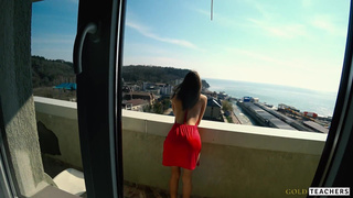 Молодая пара устроила горячий секс на балконе отеля