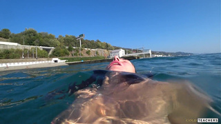 Секс на пляже: русская нимфа купается голой в людном месте