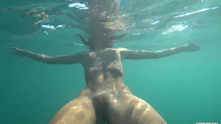 Секс на пляже: русская нимфа купается голой в людном месте