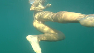 Секс на пляже: русская нимфа купается голой в людном месте