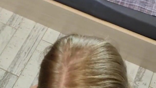 Сексуальная блондинка в красном белье страстно удовлетворяет мужчину