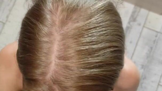 Сексуальная блондинка в красном белье страстно удовлетворяет мужчину