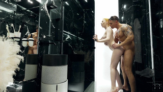 Рыжая соблазнительница Crystal White завела страстный секс с накачанным соседом в душе