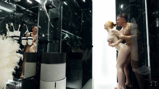 Рыжая соблазнительница Crystal White завела страстный секс с накачанным соседом в душе