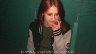 Рыжая нимфа дрочит в темном углу лестничной клетки