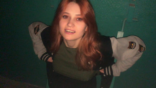 Рыжая нимфа дрочит в темном углу лестничной клетки