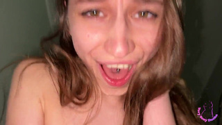 Страсть в подъезде: она кончает раз за разом