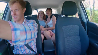 Страстные парочки целуются на заднем сиденье — довезу до сквирта!