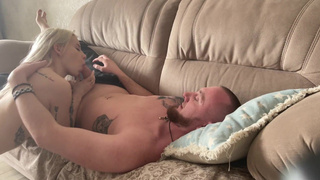 Страстный минет сверху: жена доминирует и ласкает мужа языком