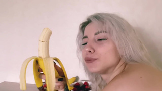 Сексуальная блонди ест банан в горячем видео