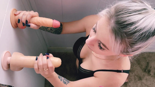 Блондинка в жаркой оргии с несколькими парнями