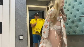 Жесткая ночка с курьером – кончил в счет заказа