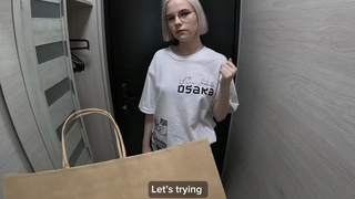 Курьер в новом белье страстно ублажает клиента