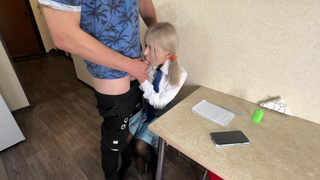 Препод обещал пятерку за ласки — но взял мой первый раз жестко