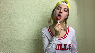 Развратная Ева Элфи берет член вместо чупа-чупса