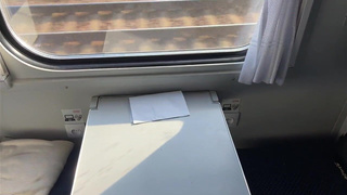 Жесткий трах в попку в купе поезда